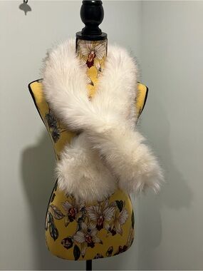 Luxurious Fluffy White Faux Fur Stole Boa
